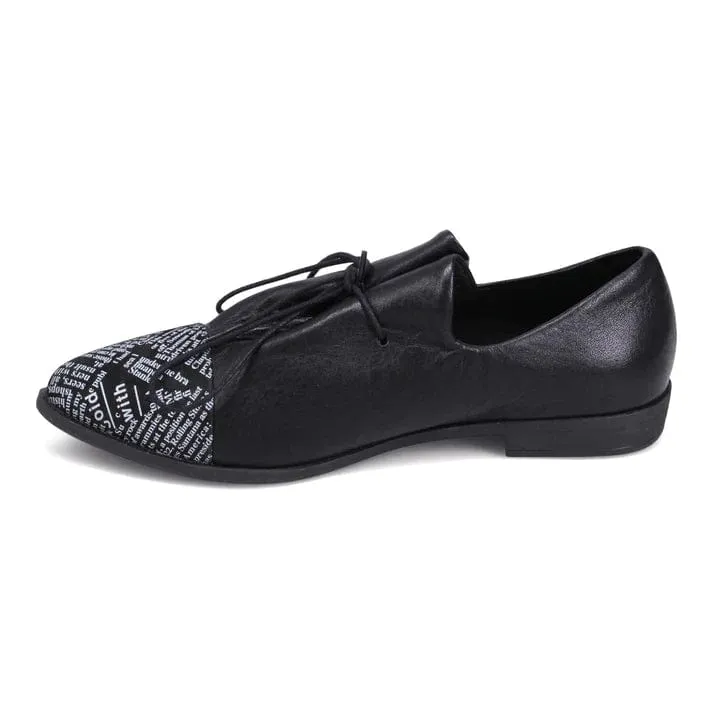 Bueno Women's Bailey Flats- Black/ Newsprint