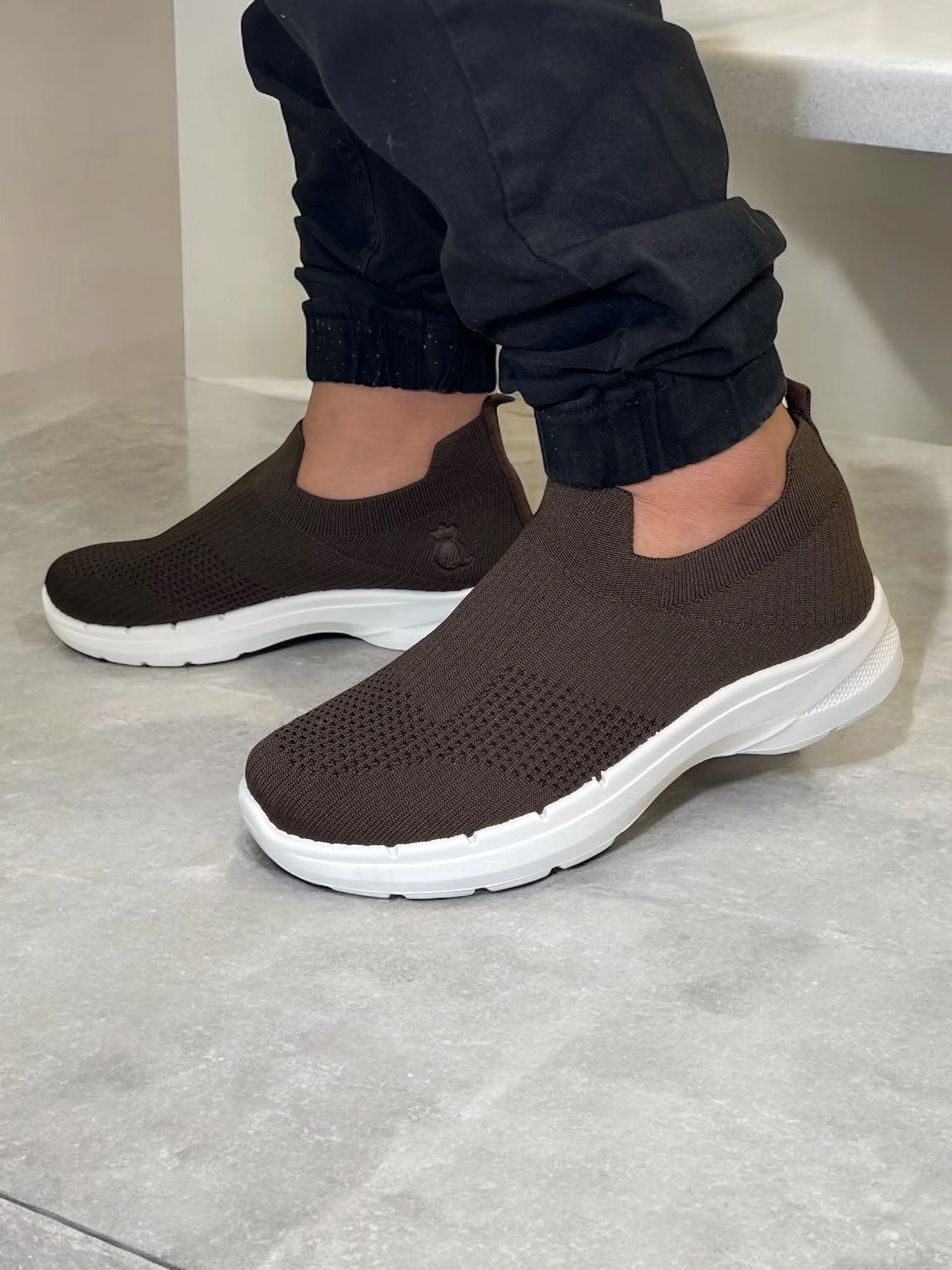 SHIDaQIN Midnight Motion Slip-On Knit Sneakers