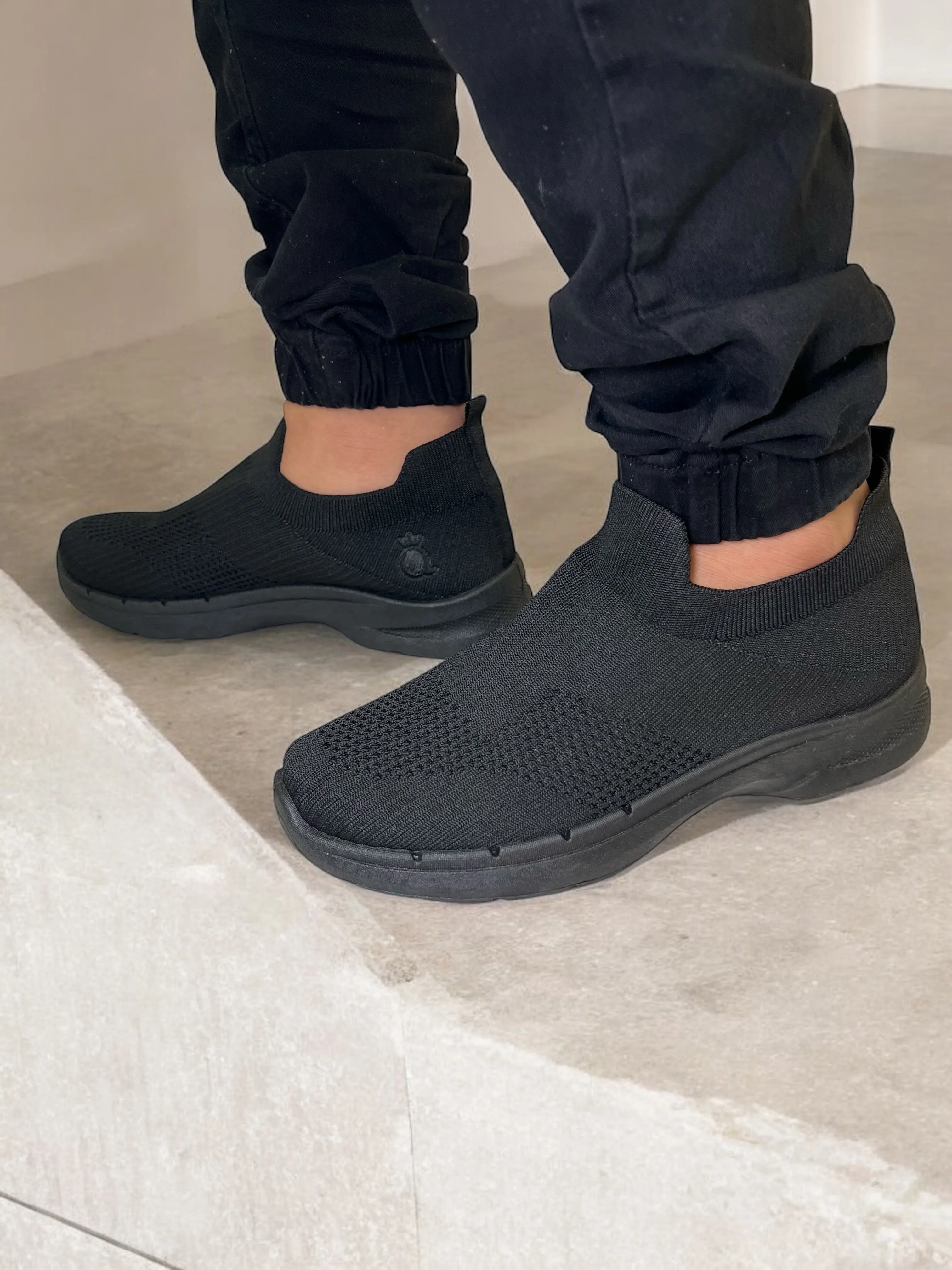 SHIDaQIN Midnight Motion Slip-On Knit Sneakers